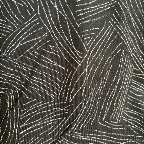 Black and white 100% polyester stretch athletic short - Picture 5 of 7